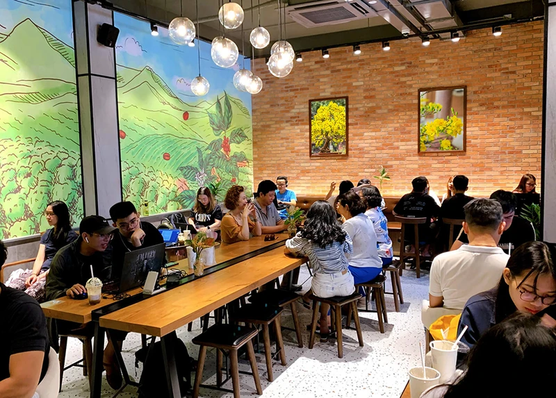 Một bức tranh treo tường chủ đề Tết sang trọng sẽ gây ấn tượng cho quán trà sữa vào dịp Tết