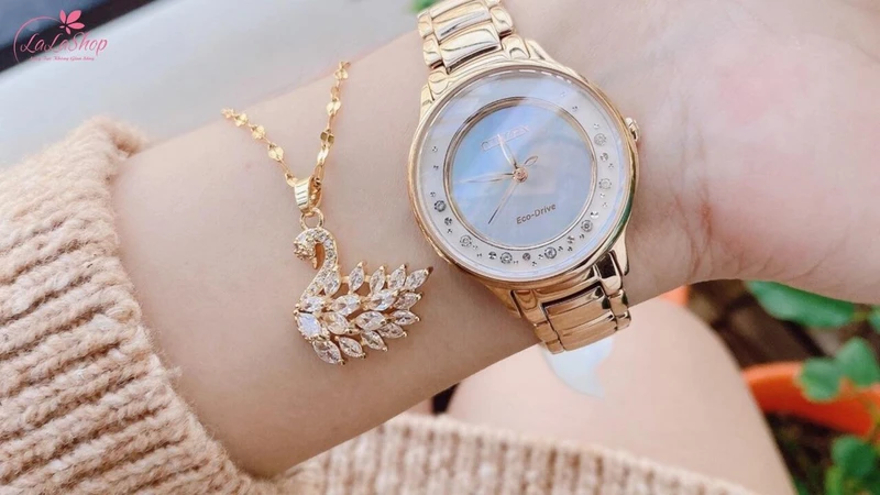 Một chiếc đồng hồ sang trọng, hiện đại sẽ là món quà ý nghĩa