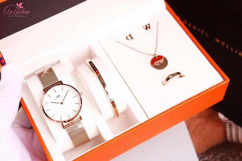 Một chiếc đồng hồ tinh tế có thể là món quà hoàn hảo dành cho ngày 8/3