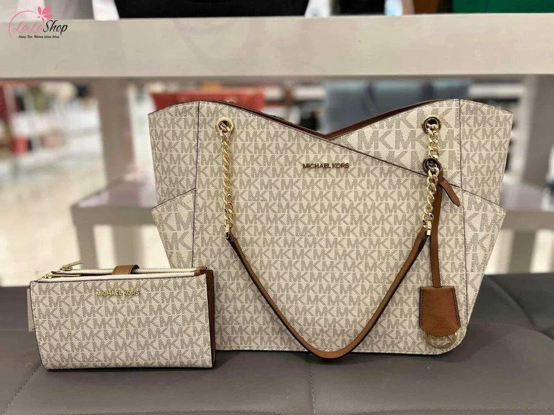 Một chiếc túi xách đẹp và chất lượng sẽ là món quà lý tưởng cho mẹ