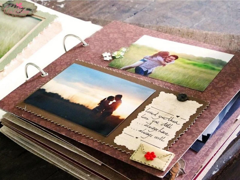 Một cuốn album kỷ niệm chứa đựng những bức ảnh của hai bạn sẽ là món quà ý nghĩa