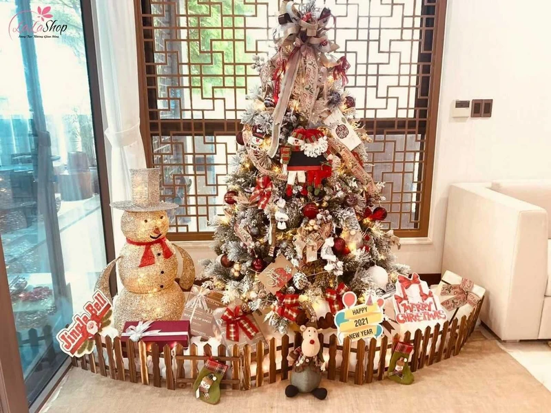 Một hàng rào nhỏ bao quanh cây thông Noel hay các mô hình tạo không gian trang trí đẹp mắt