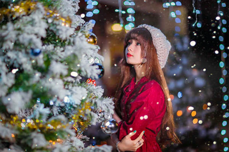 Một trong những tư thế chụp ảnh đẹp, tạo dáng bên cây thông thu hút nghìn like