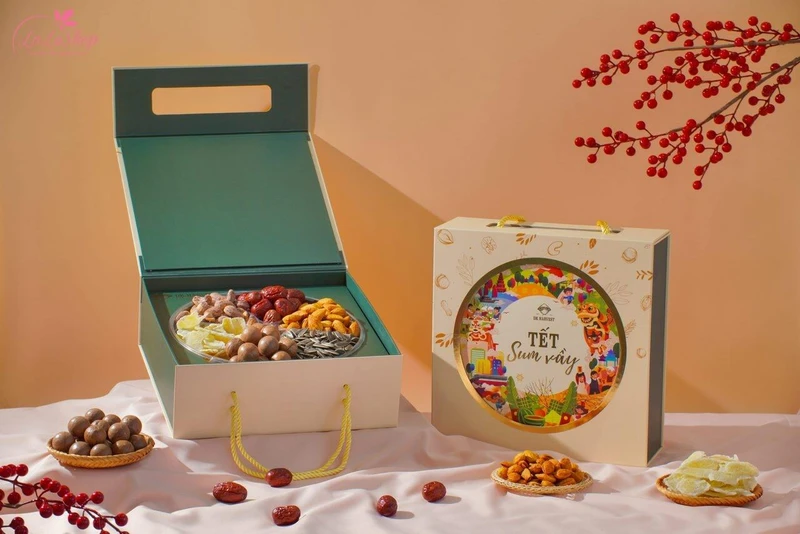 Mứt trái cây và hạt sấy là món quà không thể thiếu trong dịp Tết
