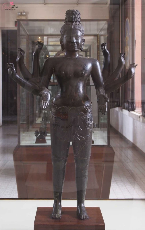 Nam thần tám tay Di Lặc (Maitreya) thế kỷ thứ 10 tại Campuchia. Phnom Penh