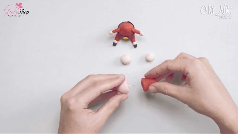 Nặn đầu và mũ sau đó gắn lại với nhau bằng tăm tre