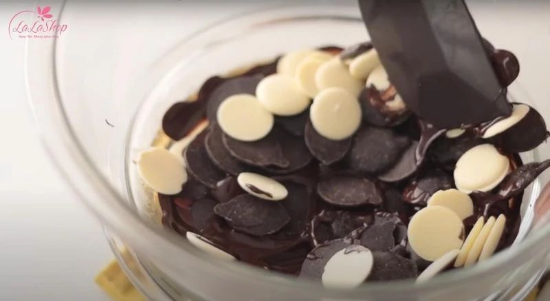 Nấu chảy chocolate đen và chocolate trắng