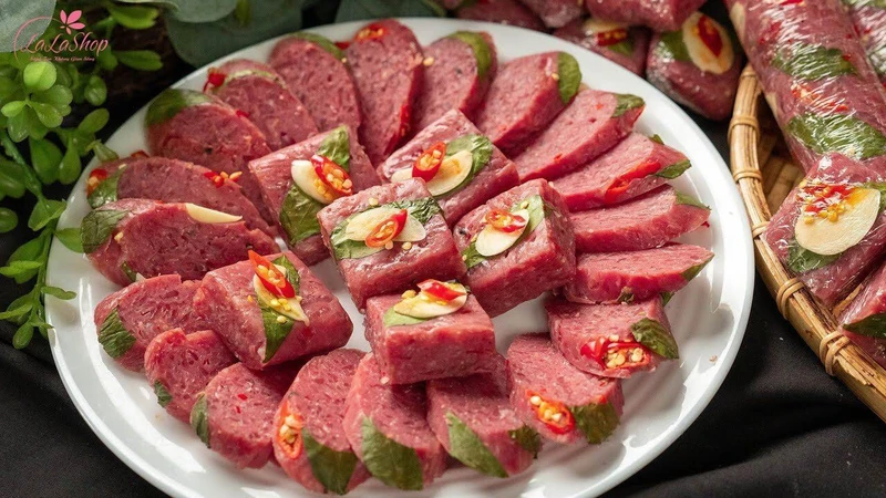 Nem chua là món mồi nhắm hấp dẫn trên bàn tiệc Tết