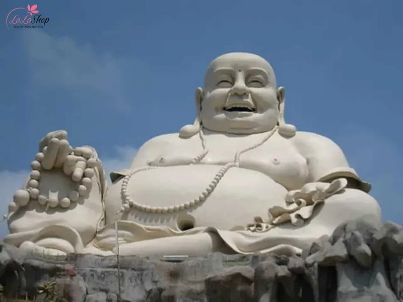 Ngài tu tập hạnh Từ bi tam muội, luôn tỏa ánh sáng của tình thương yêu rộng lớn