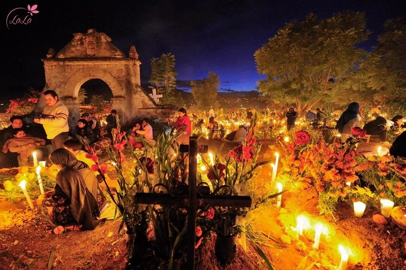 Ngày Halloween cùng Lễ Các Thánh và Lễ Linh Hồn để tôn vinh thần thánh và tưởng nhớ người đã khuất