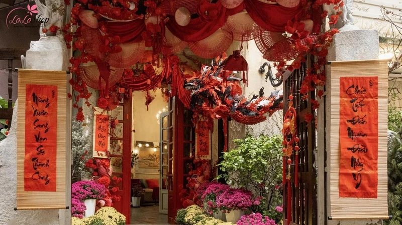 Ngày nay có đa dạng các mẫu liễn để trang trí không gian quán