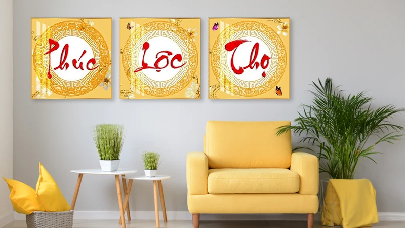 Người mệnh Kim nên chọn tranh treo cầu thang màu vàng làm chủ đạo