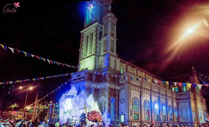 Nhà thờ Thánh Jeanne d'Arc với kiến trúc Romanesque đặc trưng