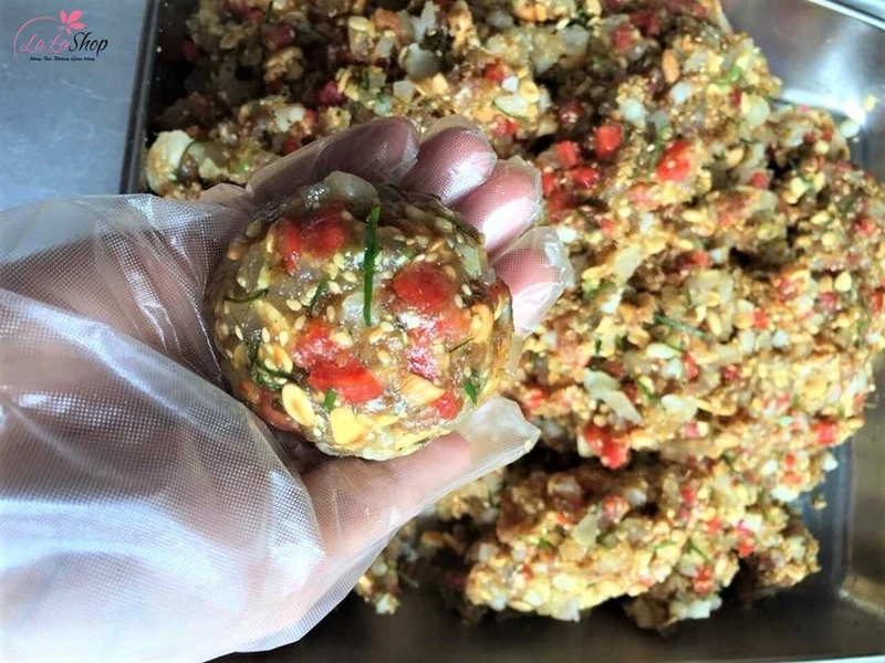 Nhào nguyên liệu thật đều tay