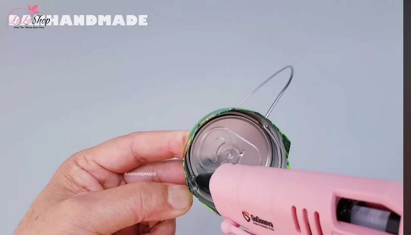 Nhét kẽm và dùng keo nến dán cố định