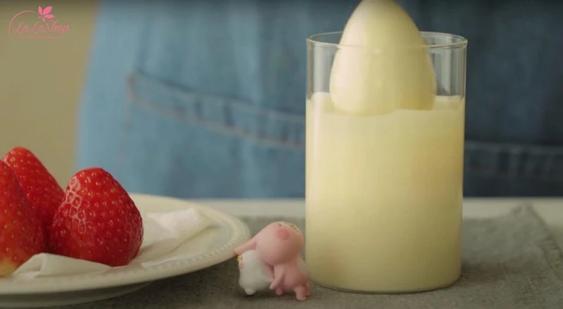 Nhúng dâu tây vào chocolate