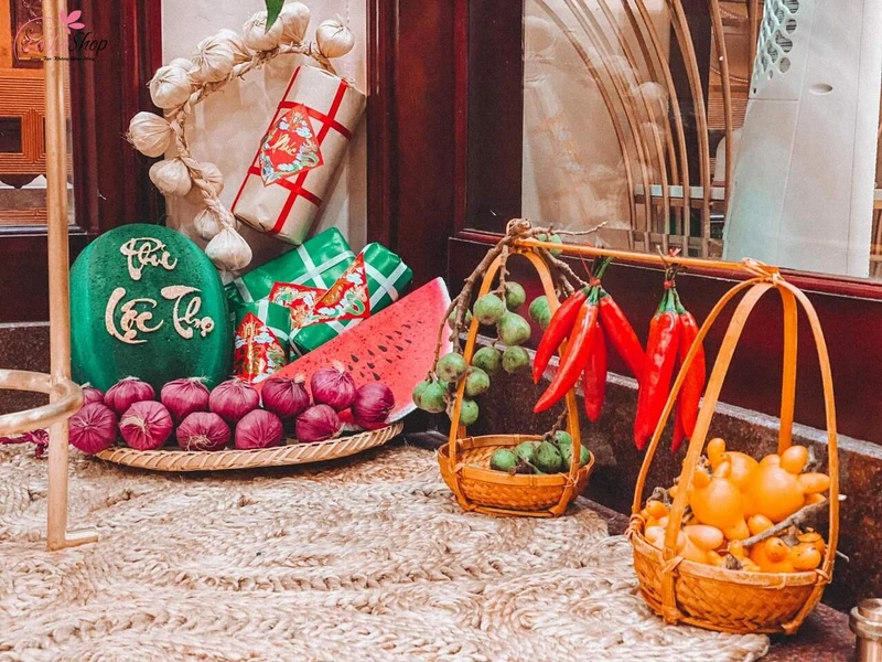 Những mô hình như bánh chưng, dưa hấu,... sẽ tạo không gian Tết cổ truyền quen thuộc