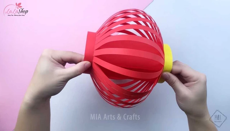 Nối 2 đầu giấy để được một khung lồng đèn