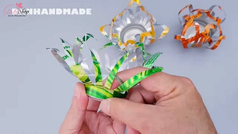 Nối các đoạn dây để tạo thành cánh hoa