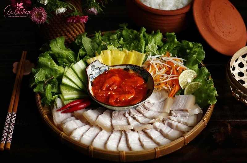 Nổi tiếng và ngon miệng phải kể đến tôm chua ăn kèm với thịt luộc