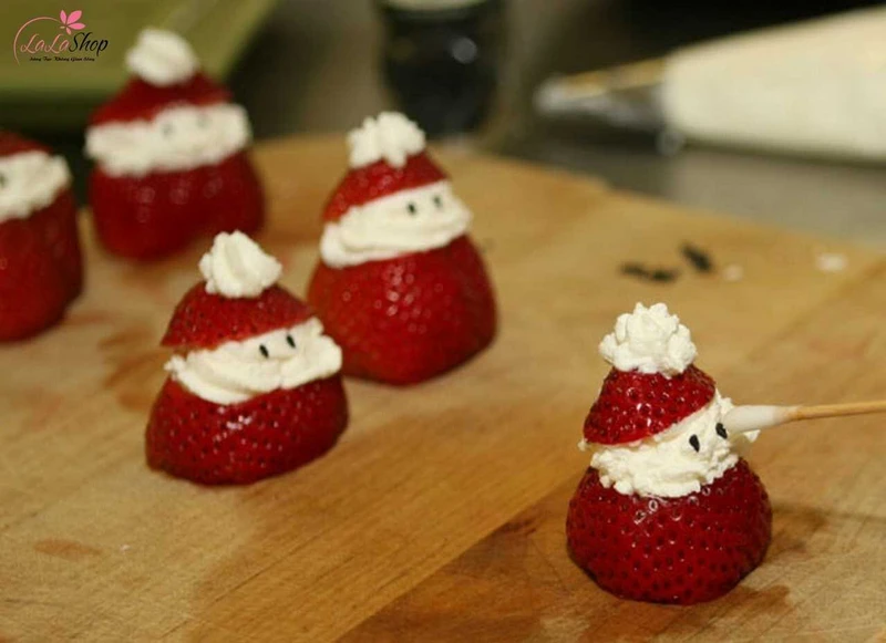 Ông già Noel bằng dâu tây chắc chắn sẽ là món không thể thiếu trong bữa tiệc Giáng sinh