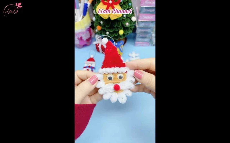 Ông già Noel bằng kẽm nhung có râu xoắn thú vị