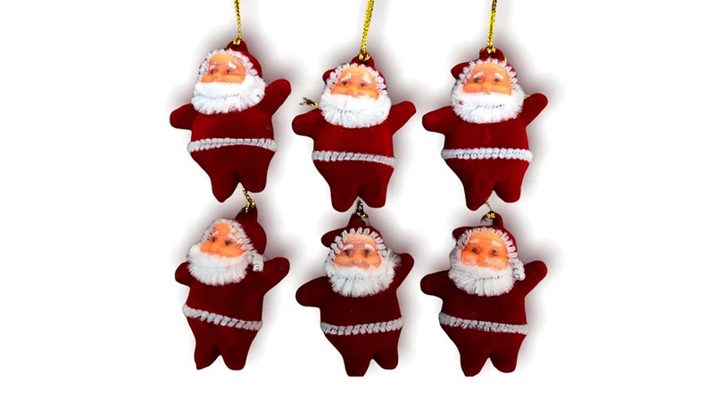 Ông già noel mini treo cũng là gợi ý độc đáo khi trang trí noel cây tùng thơm