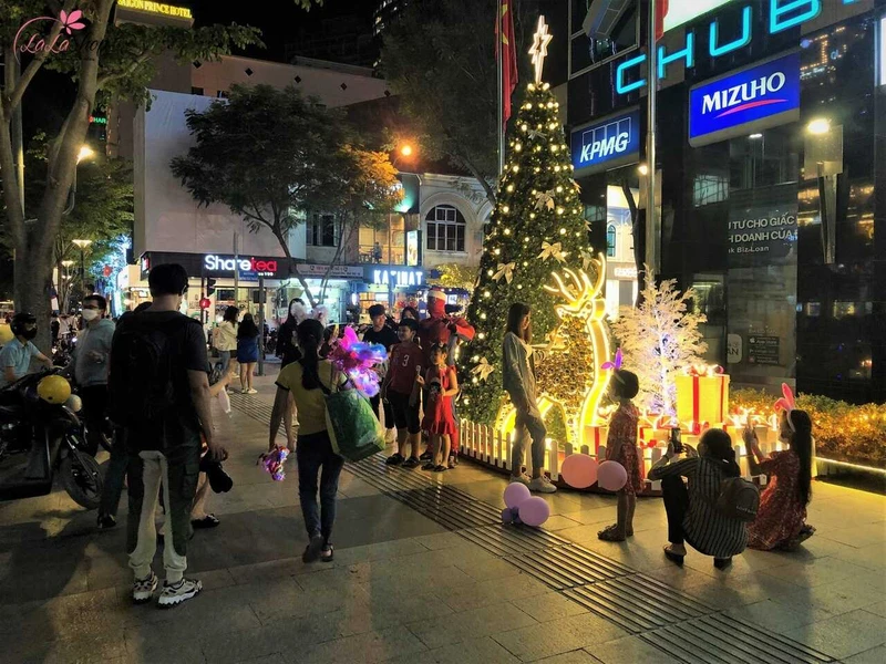 Phố đi bộ Nguyễn Huệ luôn là trung tâm của các hoạt động lễ hội tại Sài Gòn