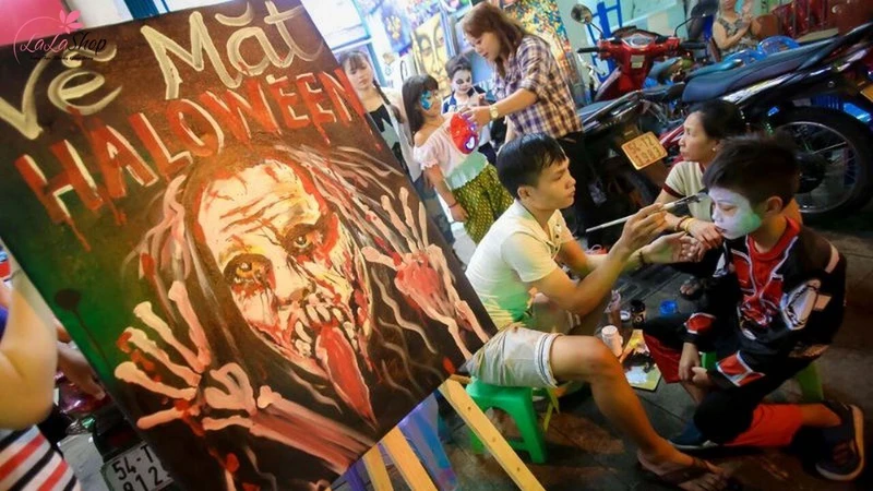 Phố Tây Bùi Viện luôn nhộn nhịp, là địa điểm ưa thích của khách du lịch và dân địa phương