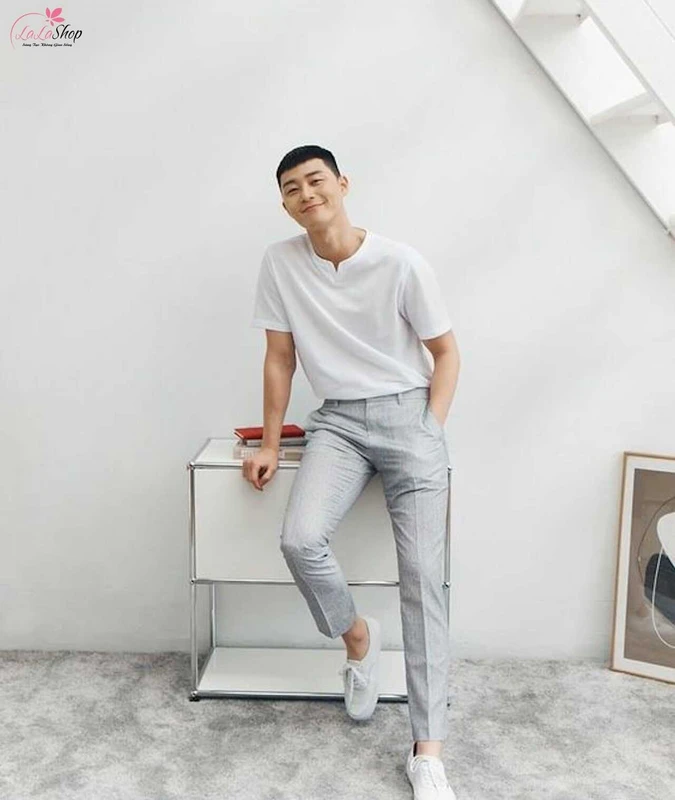 Phối đồ dự lễ tốt nghiệp cho nam với áo thun trắng và quần tây