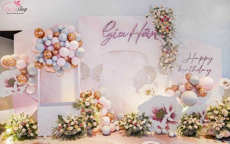 Phông nền thường được trang trí theo chủ đề của bữa tiệc