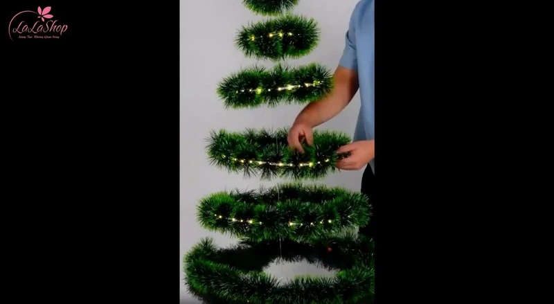 Quấn các đoạn dây kim tuyến quanh vòng tròn