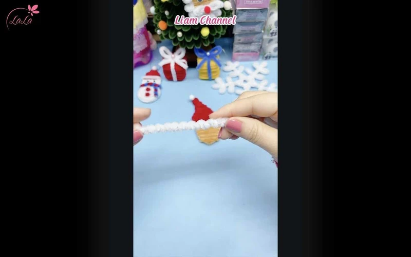 Quấn kẽm nhung màu trắng quanh que tre để được đoạn dây xoắn làm râu