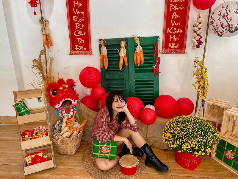 Quán trà sữa trở nên nổi bật, thu hút khách hơn khi trang trí Tết ấn tượng, lung linh