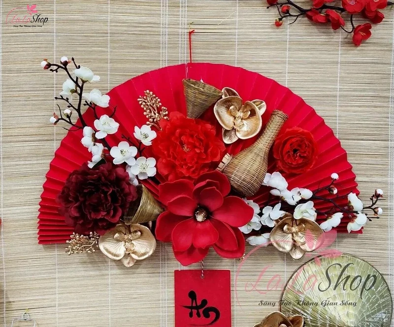 Quạt giấy là một phụ kiện trang trí Tết mang đậm nét truyền thống