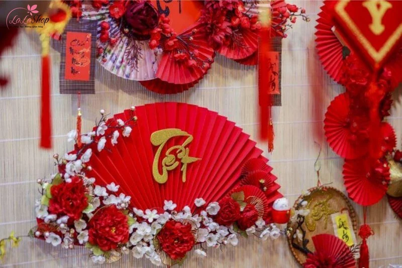 Quạt giấy là phụ kiện trang trí độc đáo và sáng tạo