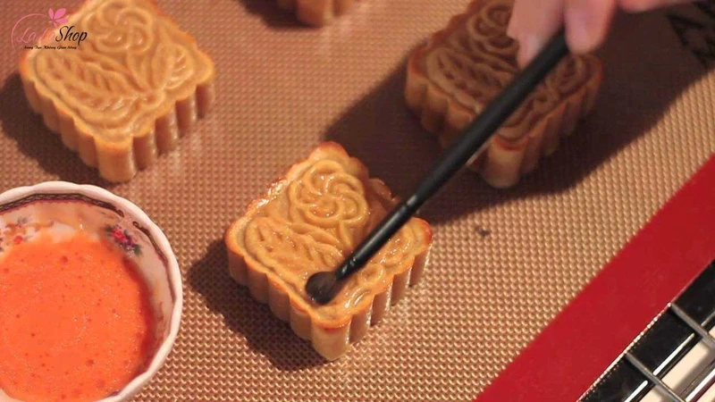 Quét mặt bánh đều và nhẹ nhàng, không quét ở thành bánh trong lần đầu