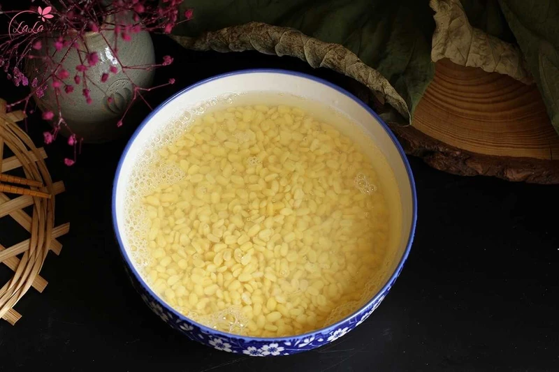 Rửa đậu xanh với nước và ngâm trước vài tiếng