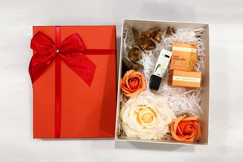 Set hộp quà tặng nét đẹp trẻ trung kèm mỹ phẩm là quà noel tặng bạn thân độc đáo nhất