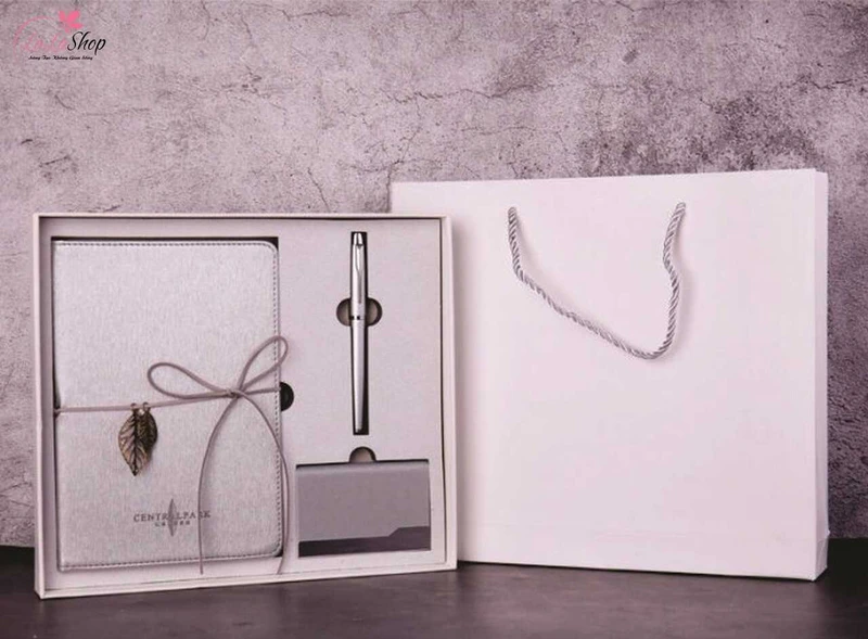 Sổ tay và bút giúp ghi chép kế hoạch và những thông tin quan trọng