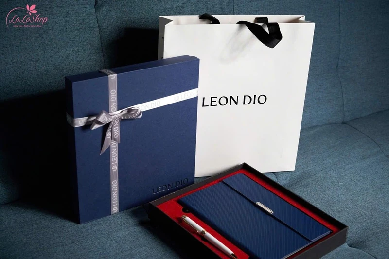 Sổ tay và bút ký là món quà phù hợp cho công việc giảng dạy của cô giáo