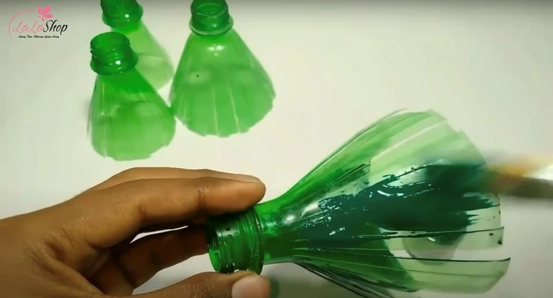 Sơn màu xanh lá lên phần vừa cắt