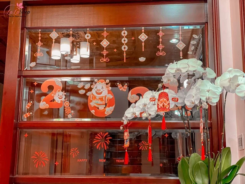 Sử dụng decal là một cách nhanh chóng và dễ dàng để trang trí cho quán cafe