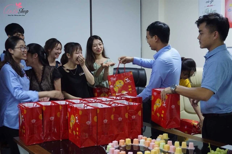 Tặng bánh trung thu thể hiện sự quan tâm và chia sẻ niềm vui đến nhân viên