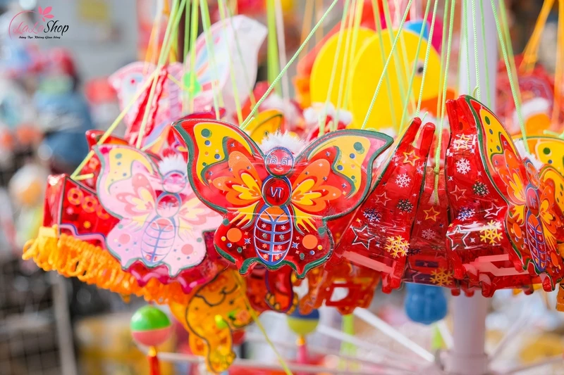 Tặng cho bé lồng đèn trung thu