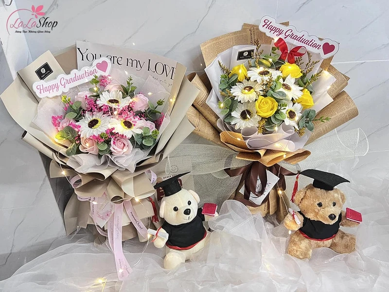 Tặng kèm gấu cử nhân và hoa làm cho món quà thêm ấn tượng