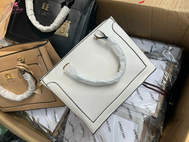 Tặng mẹ một chiếc túi xách để tiện mang theo vật dụng cần thiết khi ra ngoài