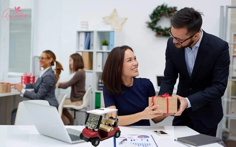 Tặng quà 8/3 cho sếp và đồng nghiệp nữ là việc làm cần thiết trong môi trường công sở