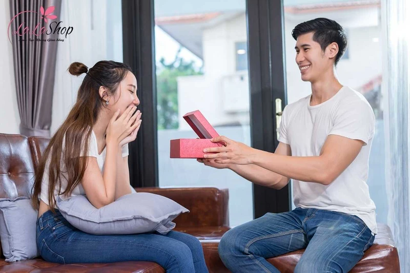 Tặng quà trung thu cho vợ thể hiện sự quan tâm và củng cố tình cảm gia đình