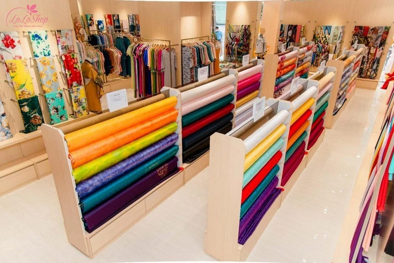 Tặng vải áo dài chất lượng để cô có thêm bộ trang phục mới khi đi dạy